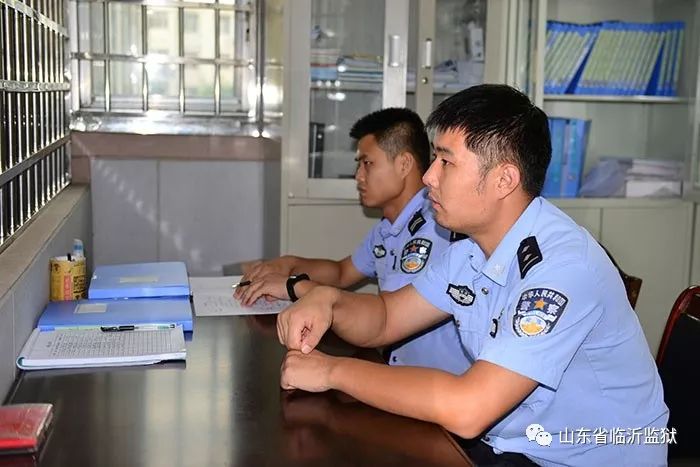 临沂监狱滂沱大雨中这些上班一族为何行色匆匆