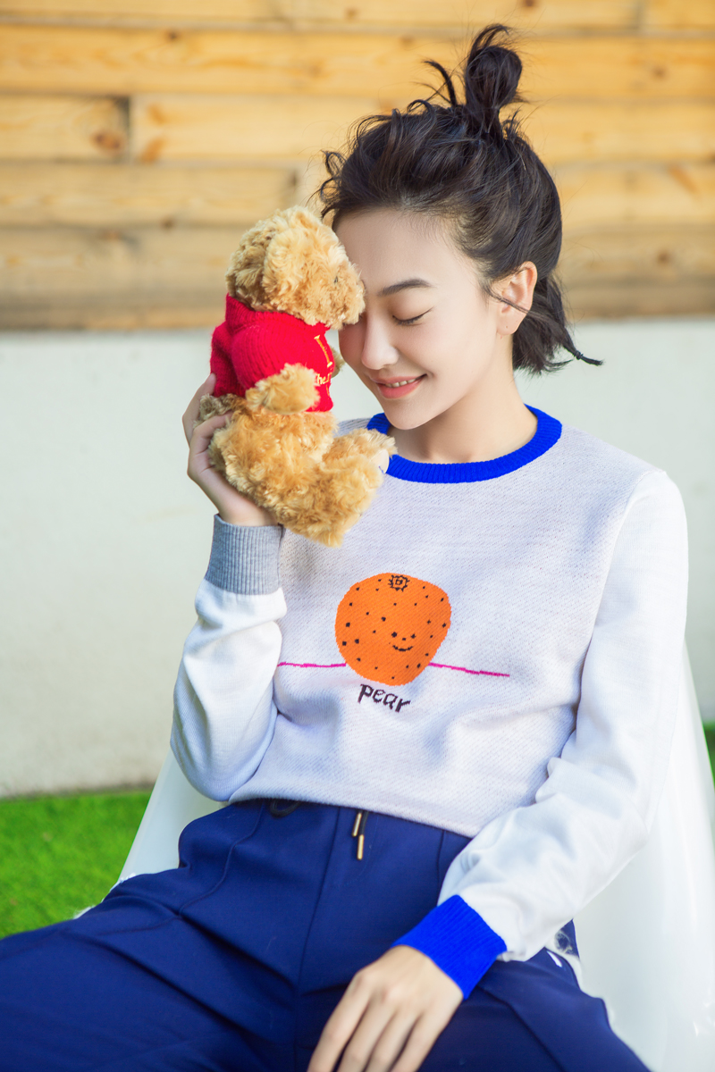 1/ 12 近日,演员冷心清曝光一组最新秋日写真,俏皮的丸子头搭配橙色