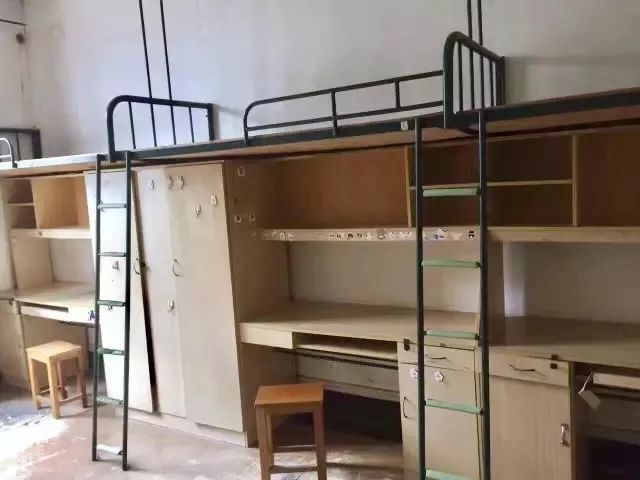 公寓包括甬江公寓,本部公寓02公寓五人间:上床下桌,无独卫西区宿舍③