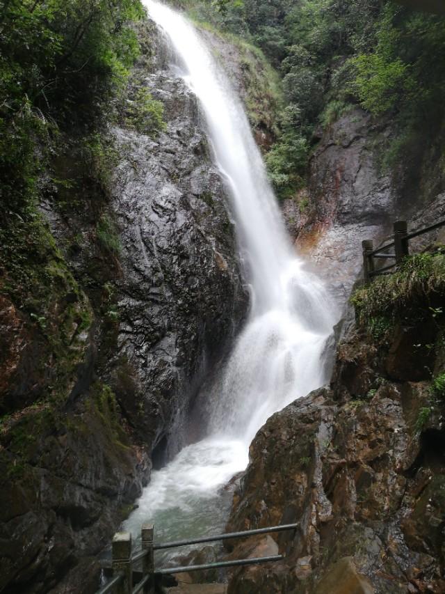 闲日徒步南昆山川龙瀑布景区