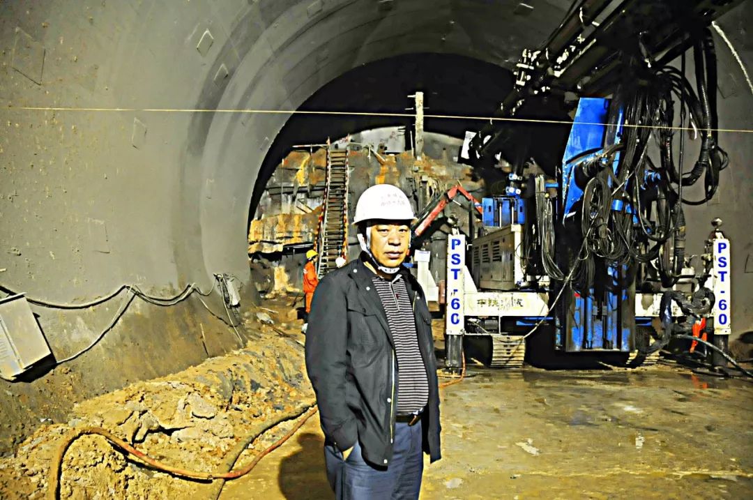 胡麻岭隧道,横亘在兰州榆中县和定西安定区之间,因岭上盛产胡麻而得名