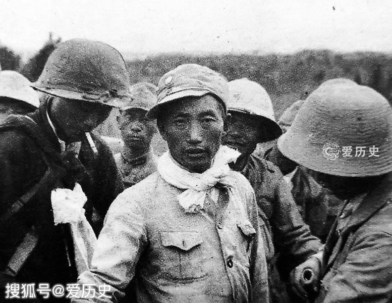 日军画报里的长沙会战飞机掩护下的鬼子不幸被俘的中国士兵