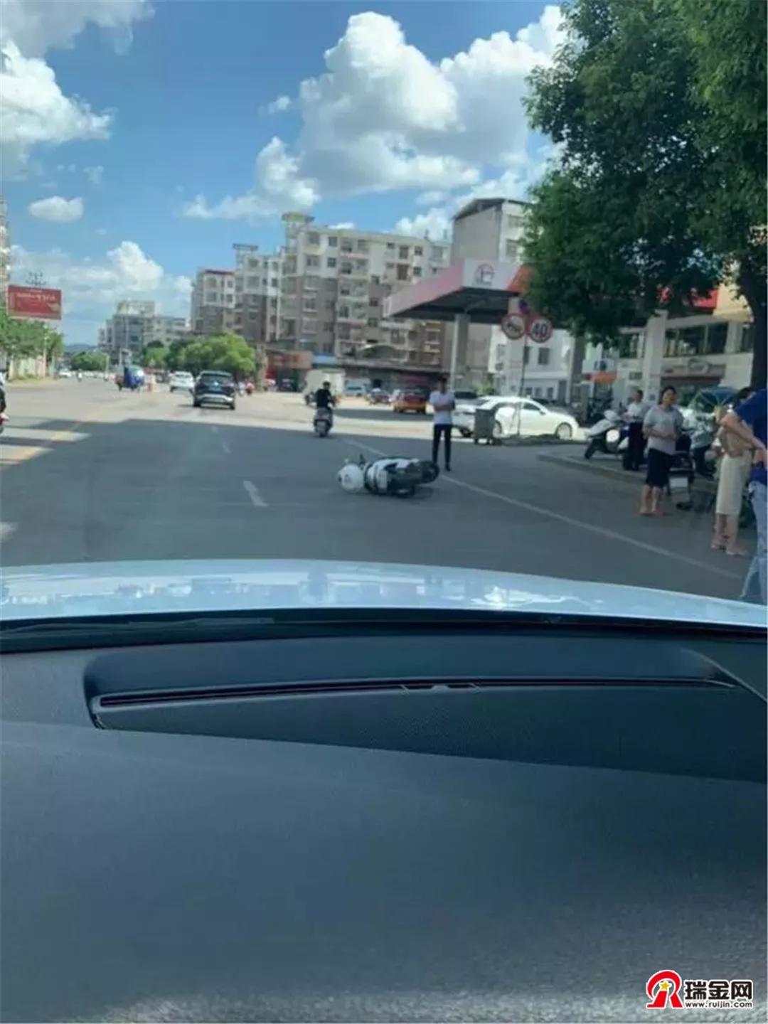 刚刚,瑞金城区一小车与电动车相撞!