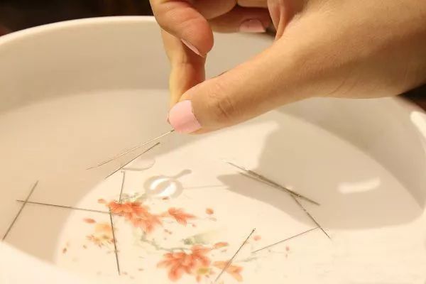 投针验巧晋周处《风土记》中除了描述女子供奉瓜果于庭,祈福祈寿之外