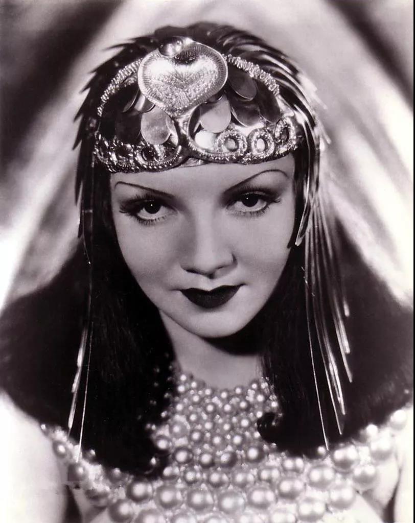 才彰显高贵啊:在影片里,埃及艳后最奢华隆重的造型,是根据埃及壁画