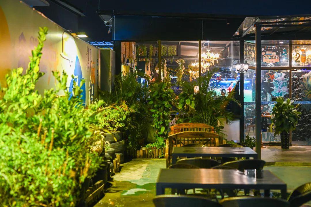 1200 ㎡的天台餐吧,全花海包围,抬头还能看星星