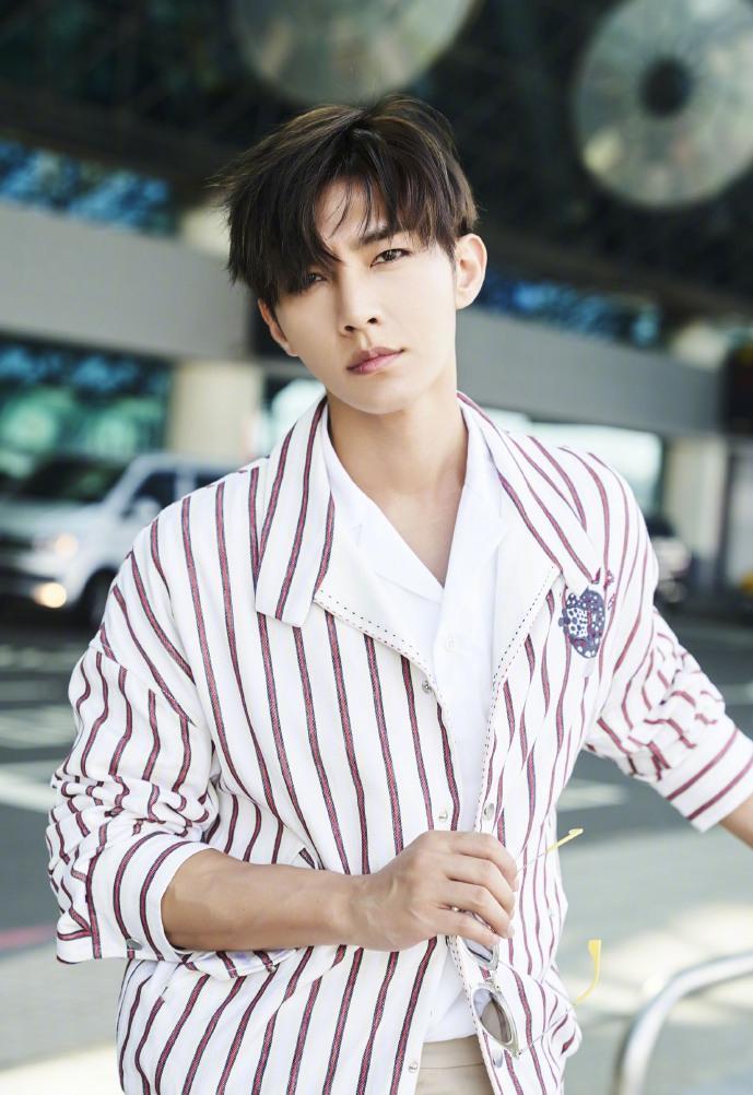 炎亚纶的眼睛真的很撩人,感觉像自带了眼线一般,"电眼小王子"无疑