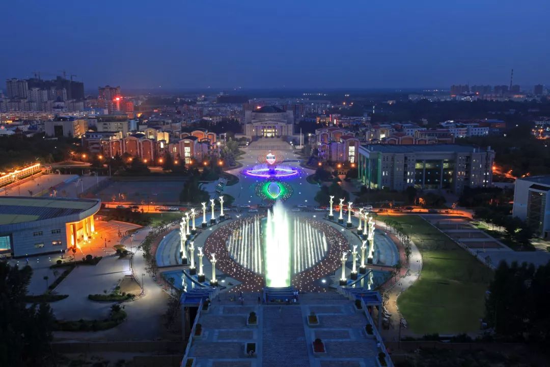 分为国内,国外两个部分,学生在国内两年,进行国外大学专业课程的学习