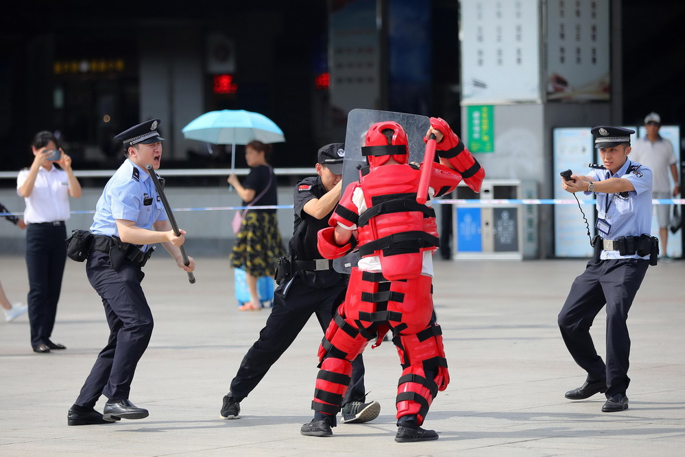 南京铁警举行反恐处突实战演练
