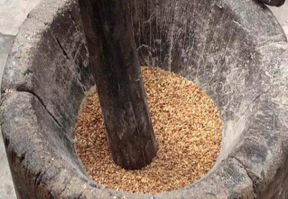 清风夏日让我带您聆听舂米的故事