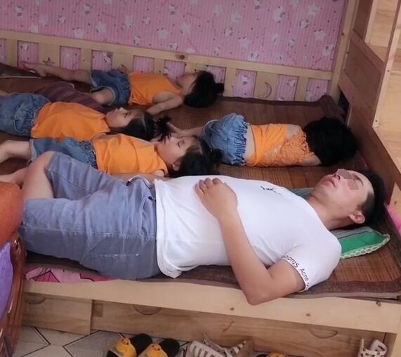 原创宝爸同时给4胞胎女儿洗澡画面笑哭网友养孩不易自找乐趣