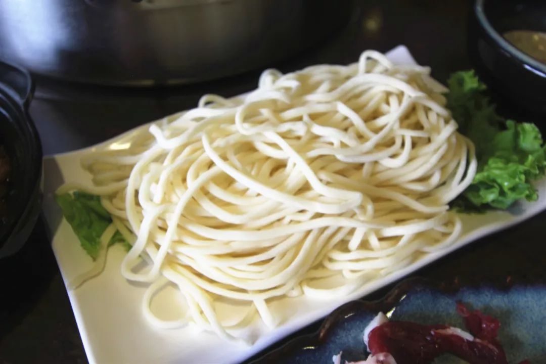 汇集一桌精华的汤底加上劲道爽滑的手擀面条火锅结束之后的涮面就是最