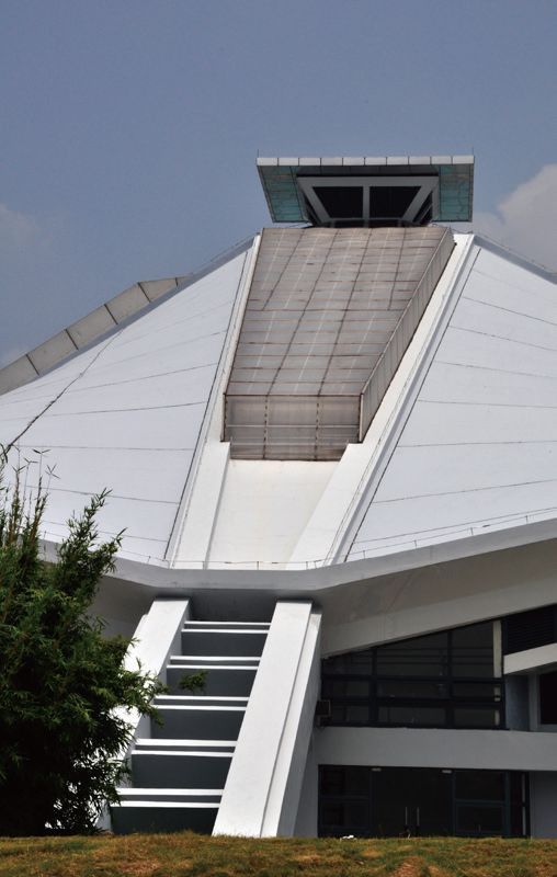 3 m,由四片双曲抛物面钢筋混凝土扭壳结构组成,四片屋面之间设置采光