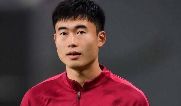 恒大右后卫急需补强新面孔,一人加盟呼声最高,未来可挑大梁_邓涵文