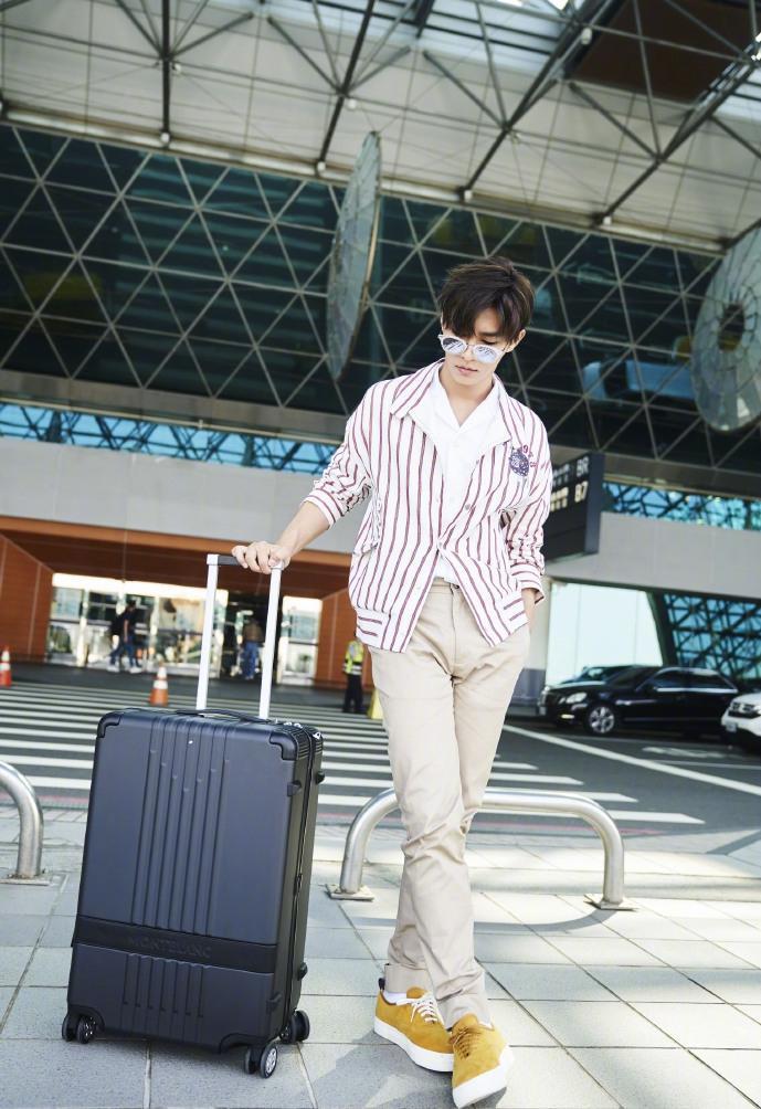 虽然今年已经33岁,不过炎亚纶不论是颜值还是身材保养得都相当到位,和