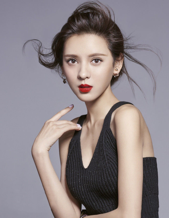 张予曦晒新电影《白鱼女》剧照,腰如细柳,演绎绝美白秋练