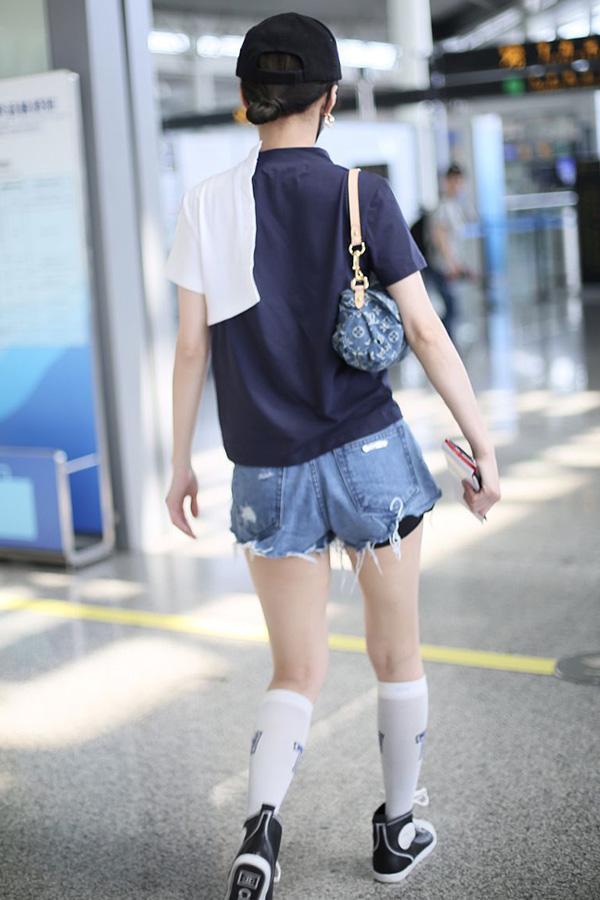 37岁张韶涵尽显潮流范儿,穿足球袜大方秀美腿,秒变时髦美少女