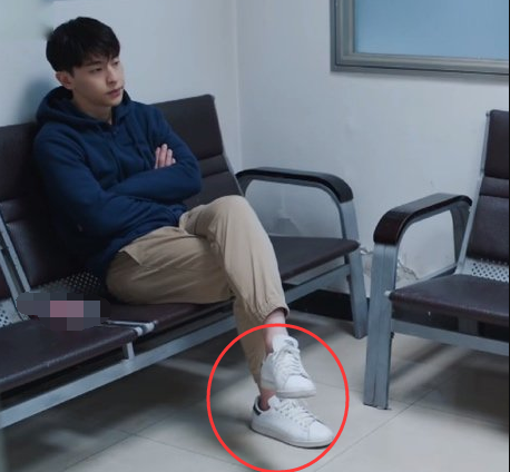 原创你是最棒的邓伦一双鞋穿10集贴合过气明星人设细节意外穿帮