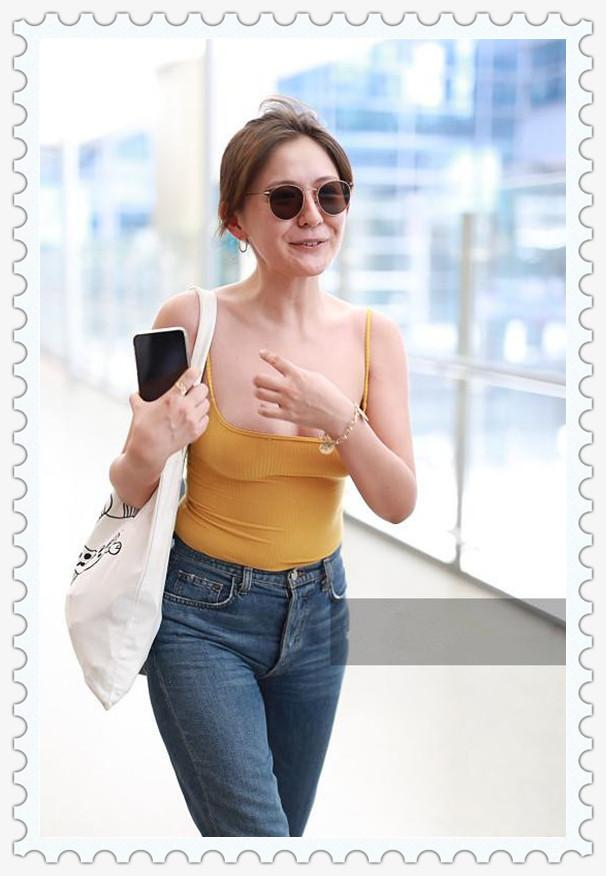 热依扎是要闹哪样机场穿吊带衫惹争议后再穿热裤秀美腿要火