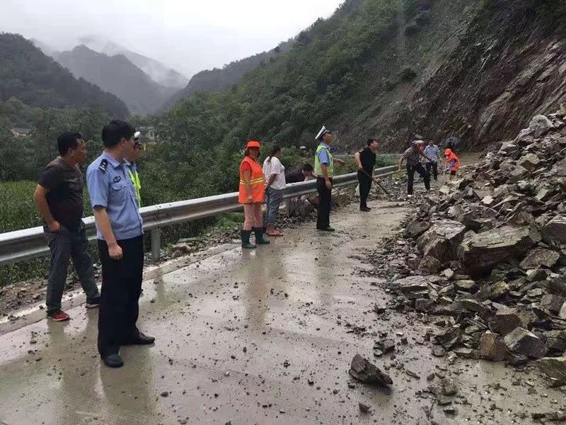 雨天商洛一辆保时捷撞上电线杆;面包车因操作不慎冲进树林.