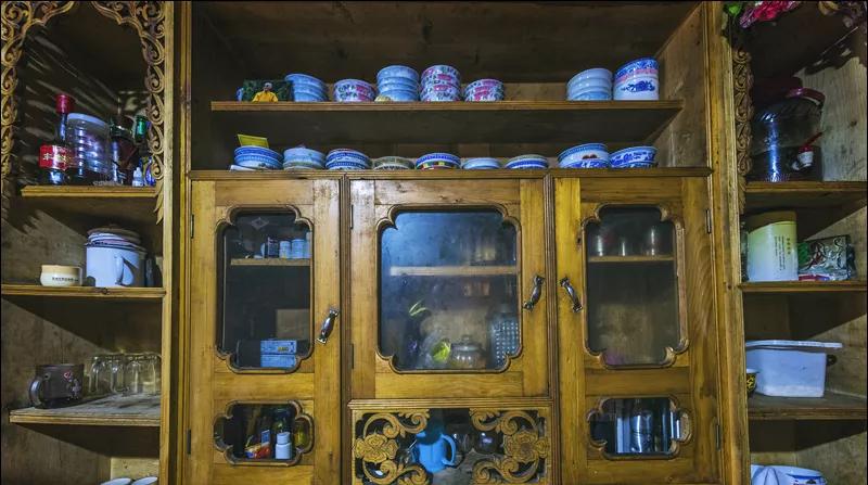 藏式小别墅深山里的草登石板房