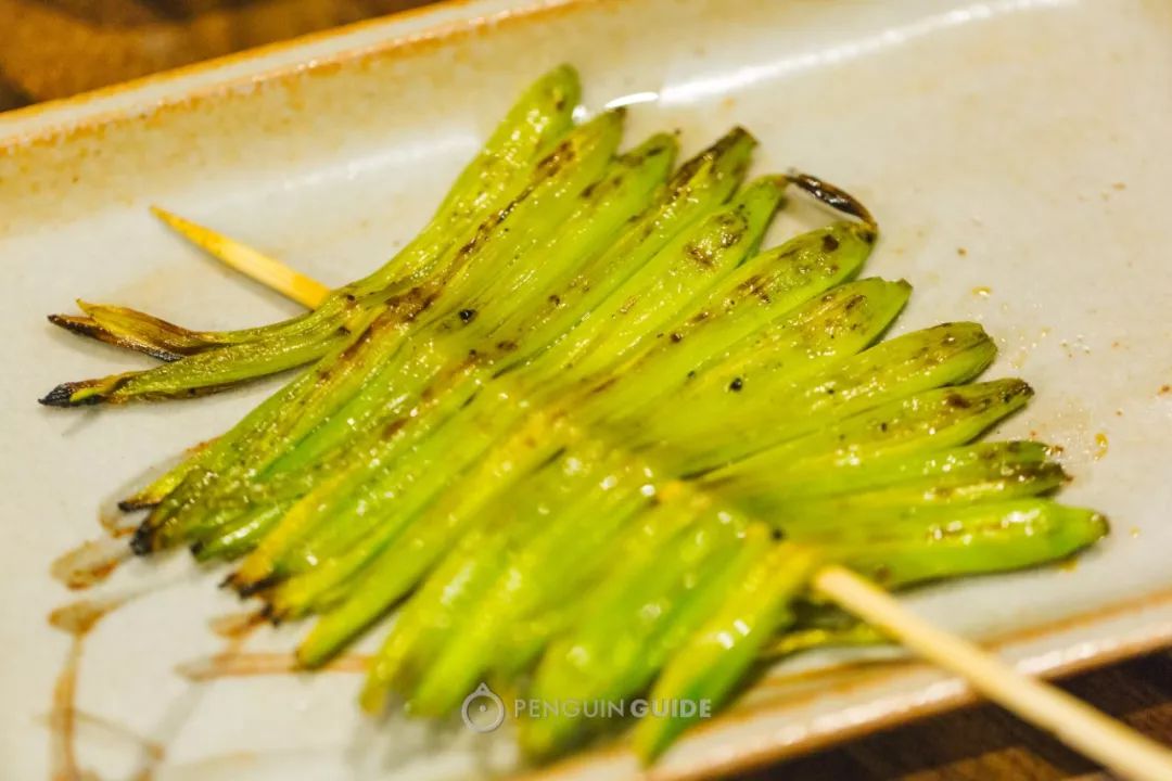 才不会止步于茄子青椒这种常规蔬菜,还会挑战烤鲜嫩柔美的黄花菜,边缘