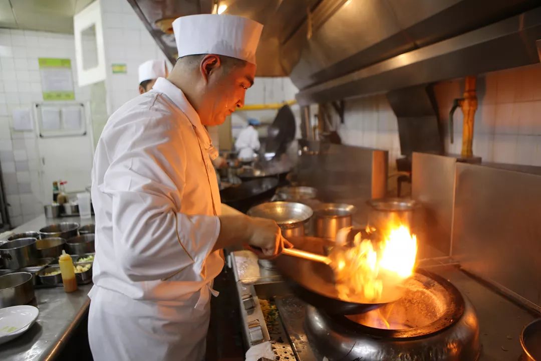 他们汗流浃背地忙碌着,给食客们守住健康卫生的底线,为大家奉上了一