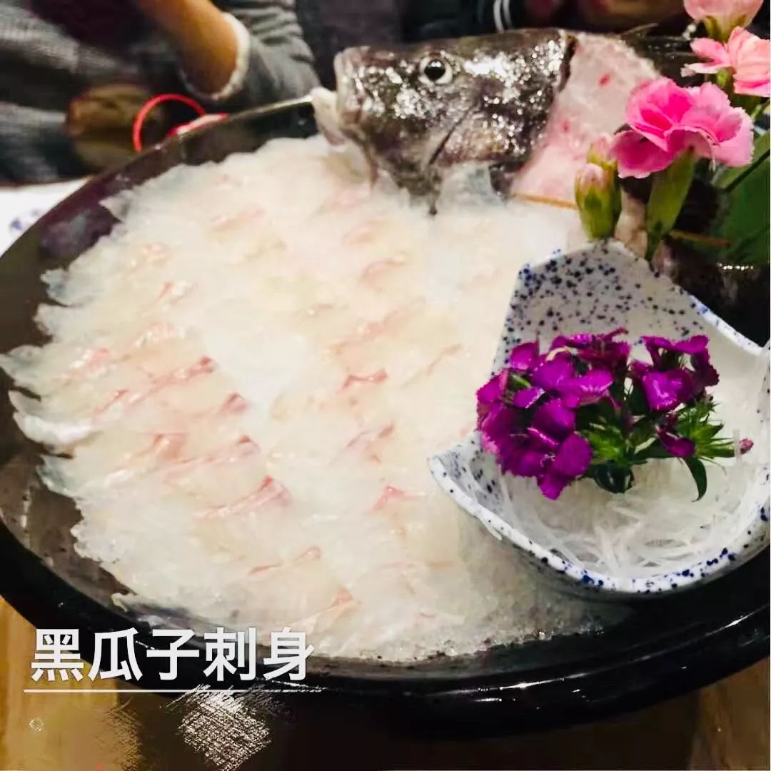 刺身组合蟹子寿司,三文鱼腩寿司,芒果寿司,北极贝寿司.