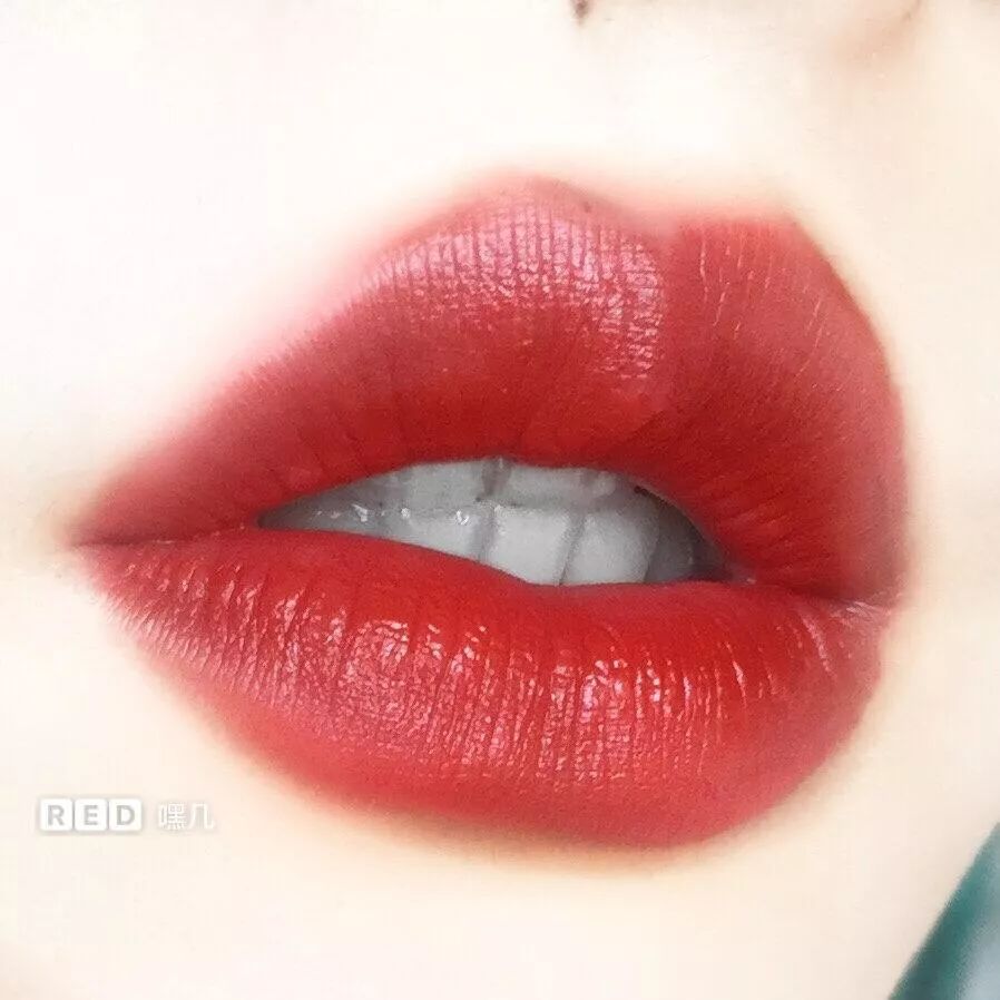 丝绒哑光的质地,格外的显白,每个女生都不容错过的一支的枫叶色口红