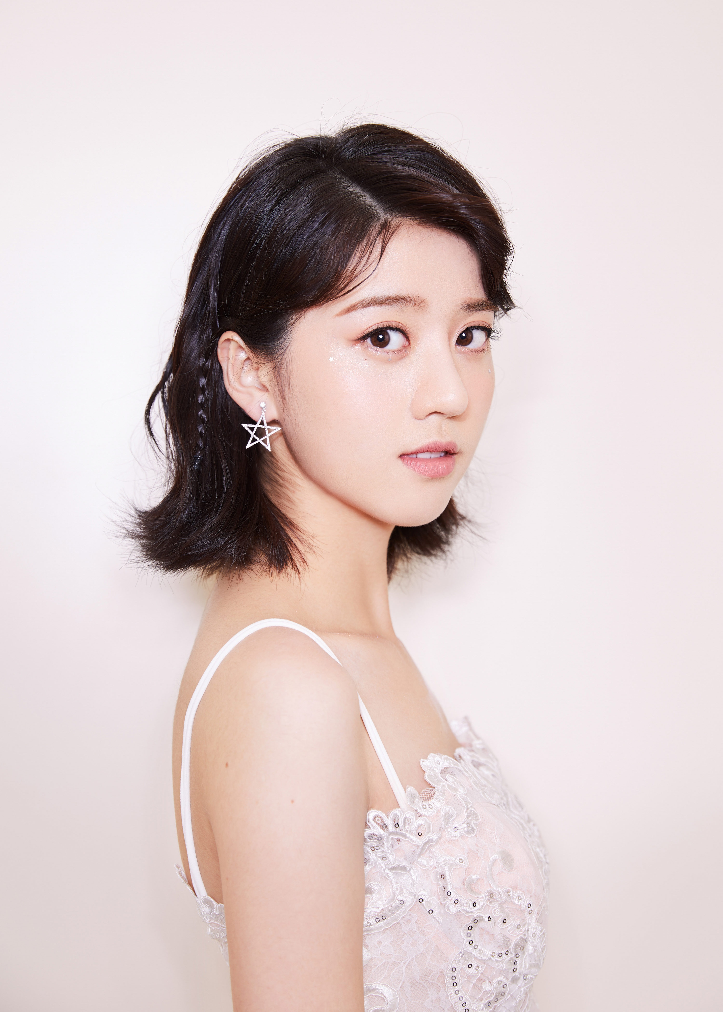 李凯馨惊艳亮相篮板青春成人礼吊带小礼服看呆篮球美少年