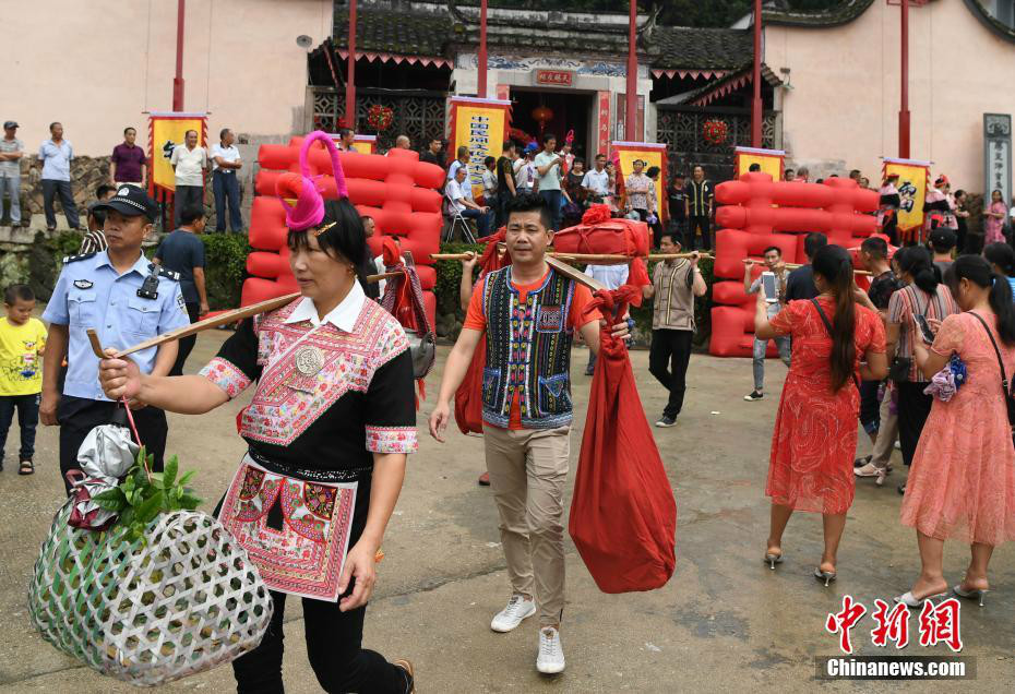 七夕将至福建畲村举行传统畲族婚俗表演