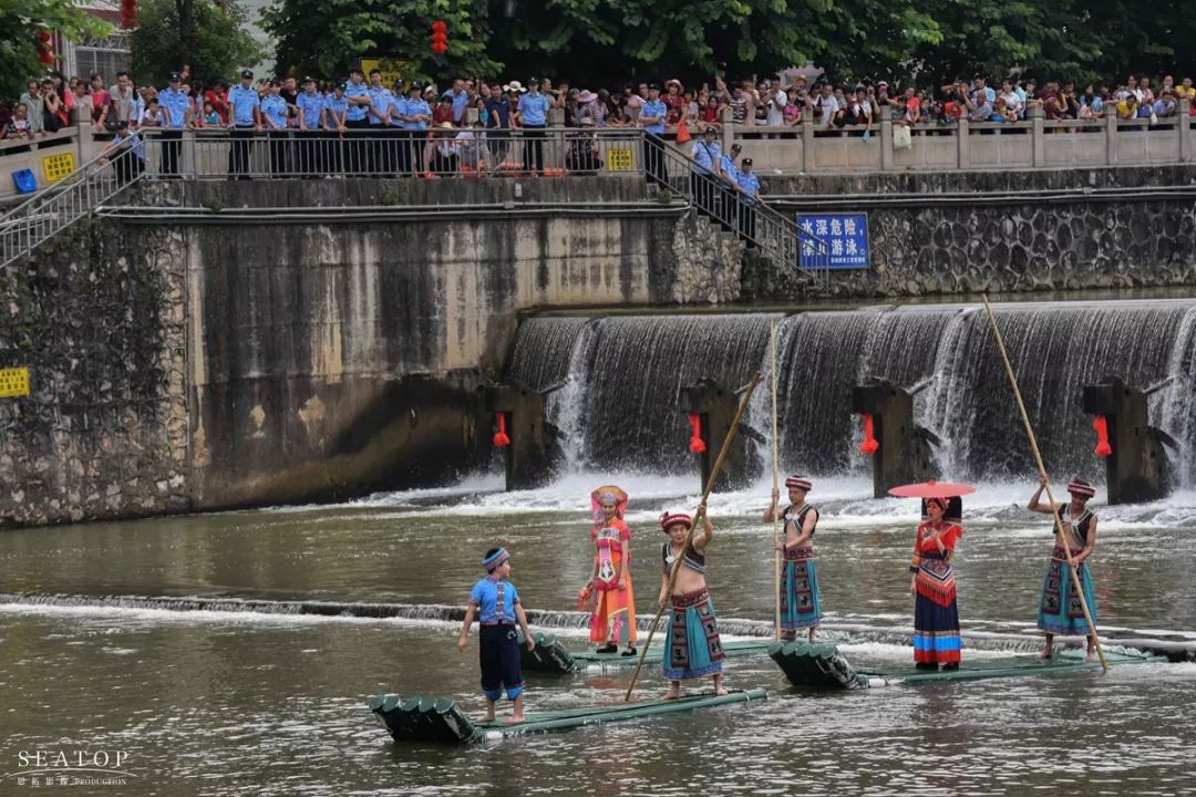 太壮观了连山壮家戏水节开幕第一现场上万游客湿身到尖叫