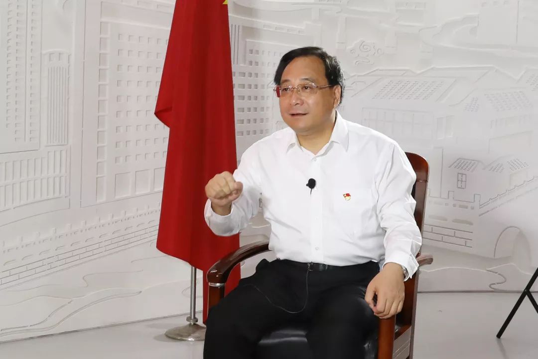 我们提出来"西进十大工程"的建设,有基础设施建设,教育,卫生,产业