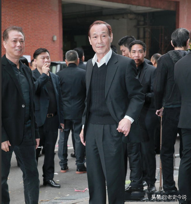 向华强弟弟去世葬礼两岸三地黑白两道明星云集成龙周星驰敬送花圈
