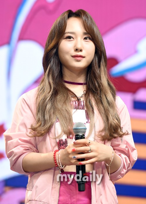 woollim新女团rocketpunch举行出道发布会