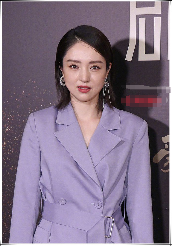 董璇一袭淡紫色西装裙看起来气质十足,可是即使化着精致的妆容,董璇