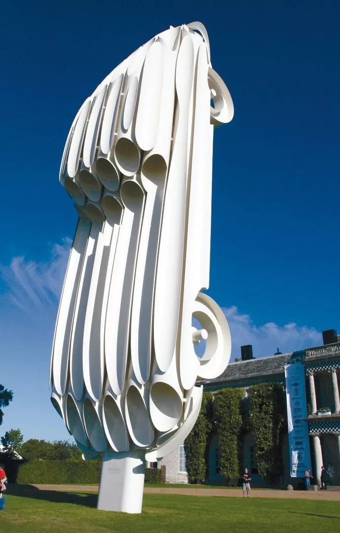 judah在2011年古德伍德速度节设计的高达28米的捷豹e-type的钢铁雕塑