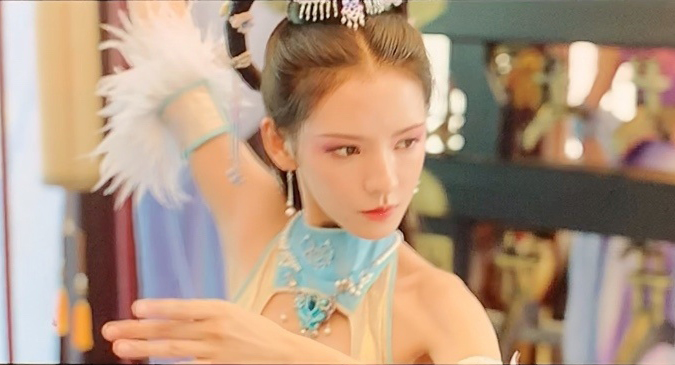 张予曦晒新电影《白鱼女》剧照,腰如细柳,演绎绝美白秋练