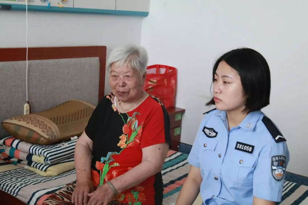 在校期间,在公安管理系学生一大队精细化内务标准的锻炼下,叠被,拖地