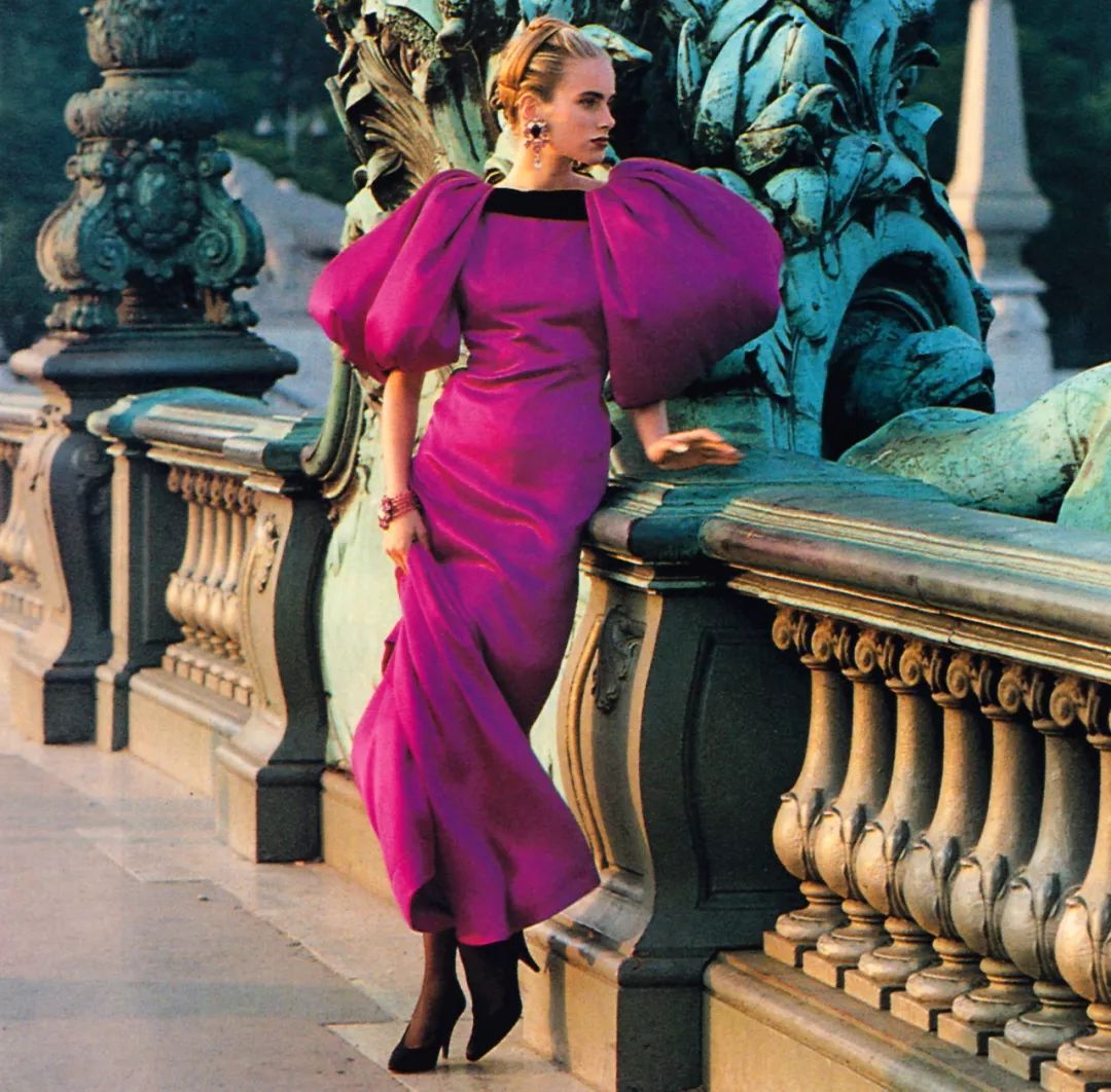 着杰奎琳设计的服装,黑白相间的长裙在霓虹之下又有了另一番风情/1987