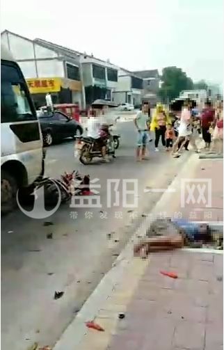 益阳一摩托车与大巴车相撞,摩托车主当场死亡!