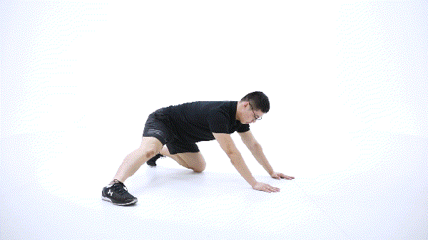 2, 蛙式变式伸展:提高髋关节灵活性,预防下背部问题