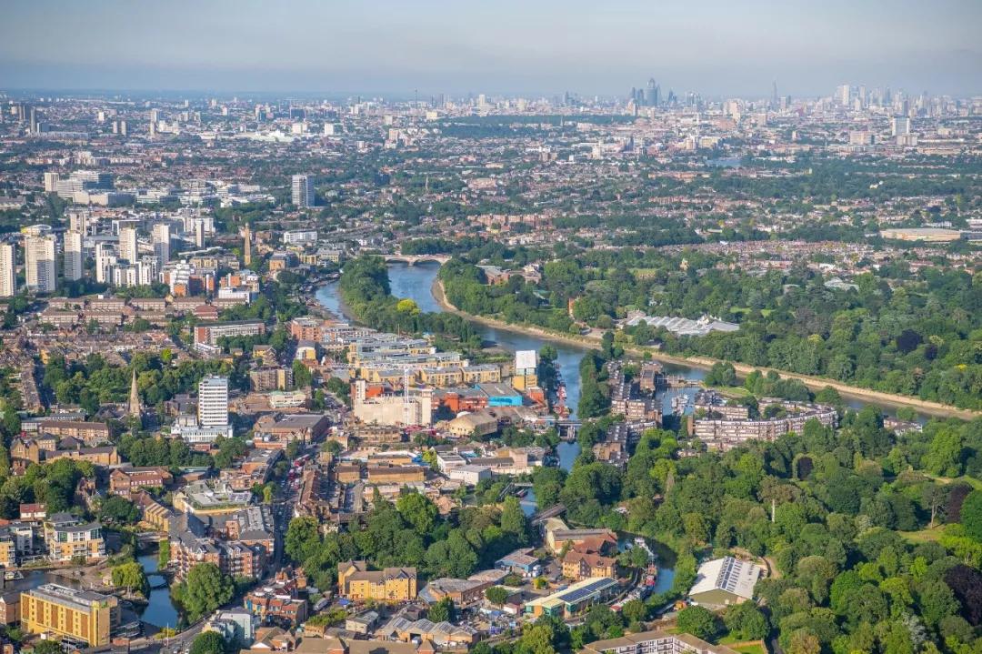 布伦特福德属于大伦敦的豪恩斯洛自治市,坐落在泰晤士河畔,处于"黄金