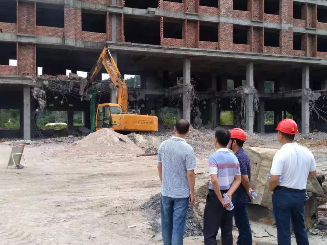 永安一栋6层建筑被强行拆除,视频还原房子整体倒塌的震憾场面