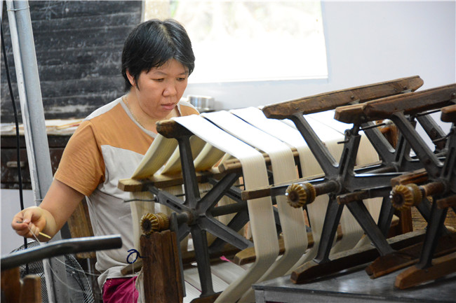 广东佛山有一群现代"织女",她们传承着人类非物质文化遗产_缫丝