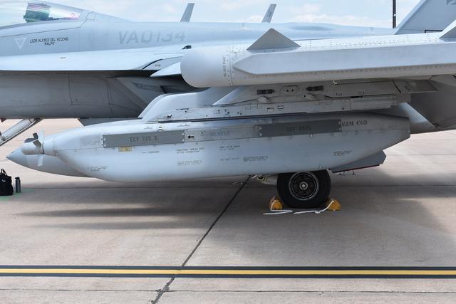 用于替代性能有些跟不上时代的alq-99系列电子干扰吊舱