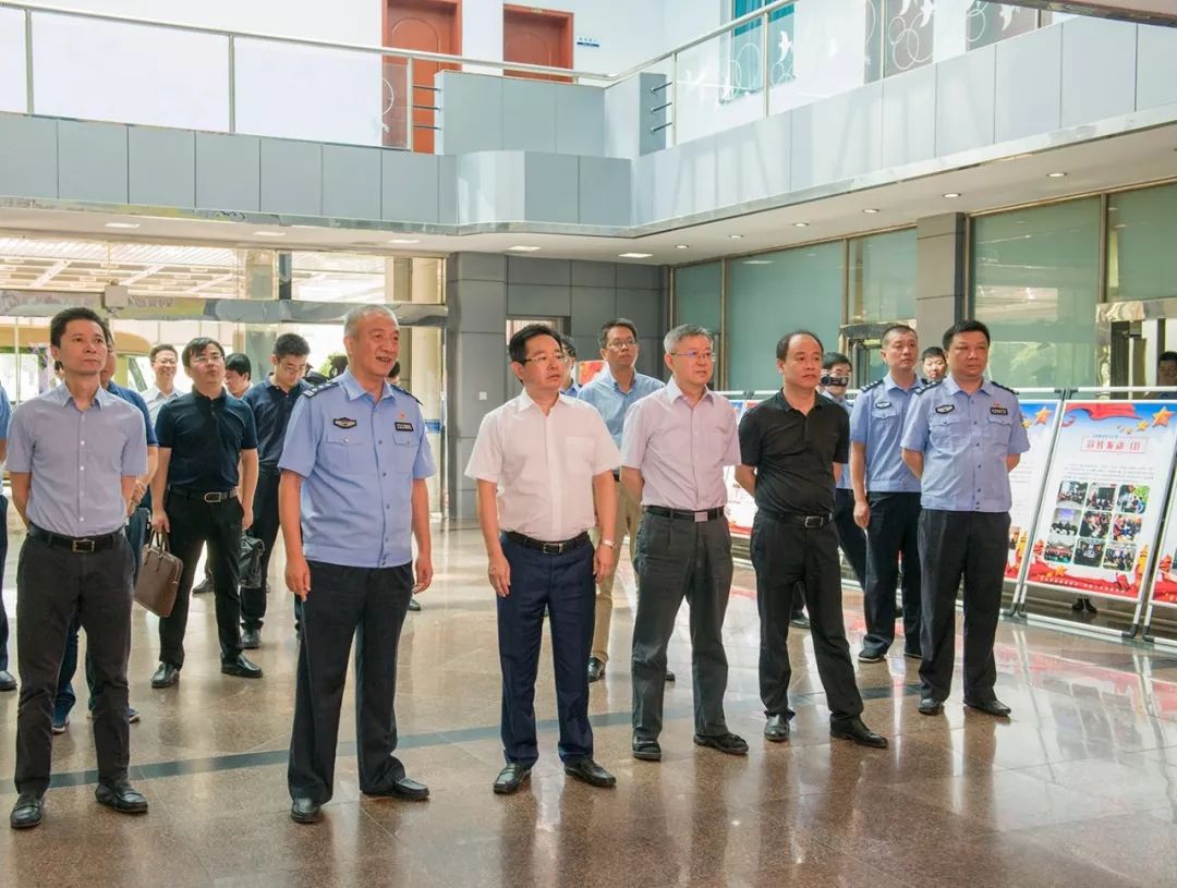 全区公安机关认真贯彻落实中央,省市区委和上级公安机关关于开展扫黑