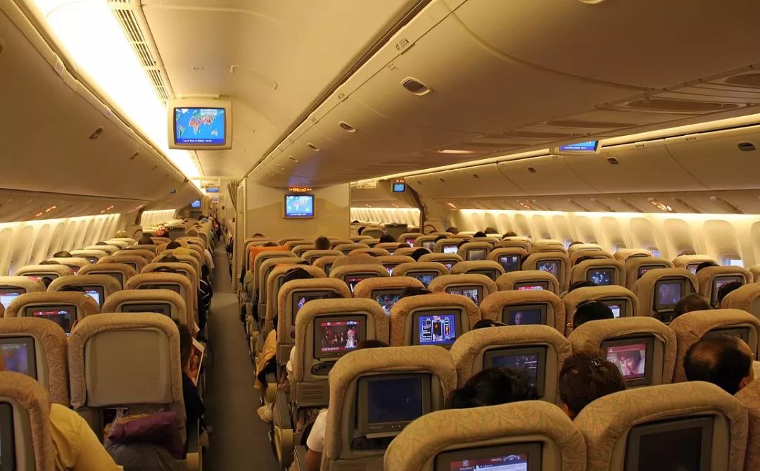 上图是2005年的日本航空波音777客舱,一排9座;下图是2007年的阿联酋