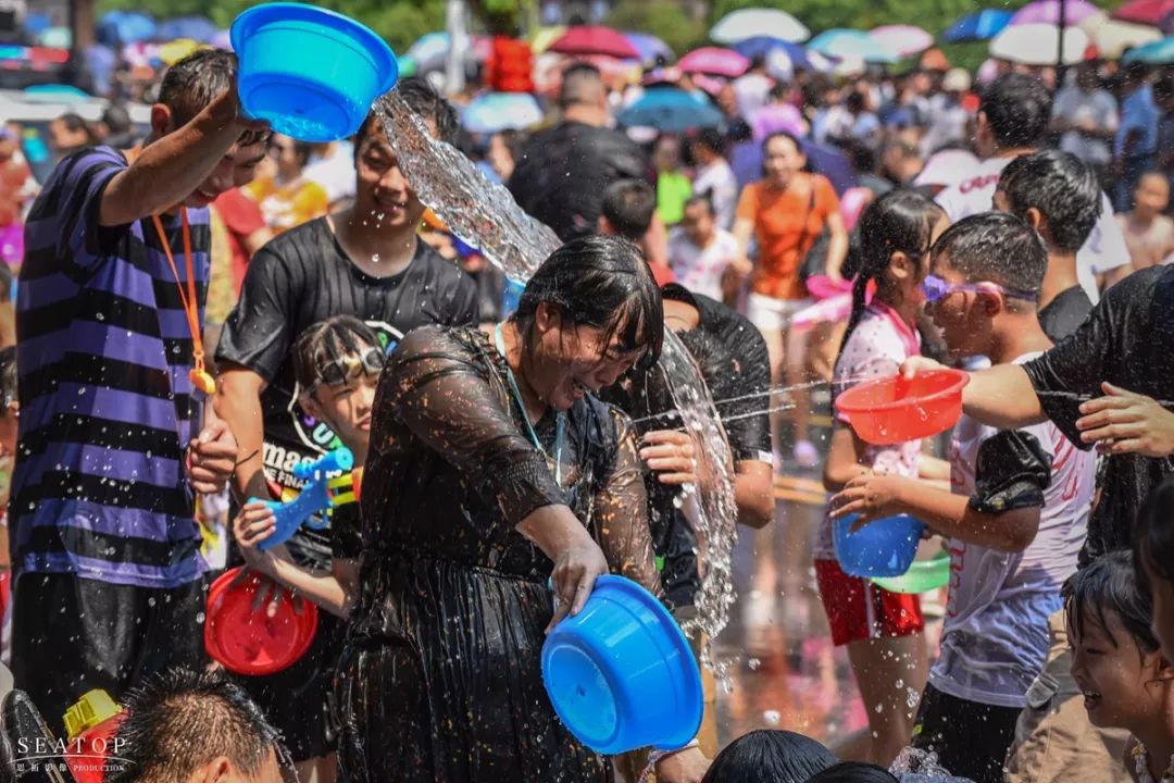 太壮观了连山壮家戏水节开幕第一现场上万游客湿身到尖叫