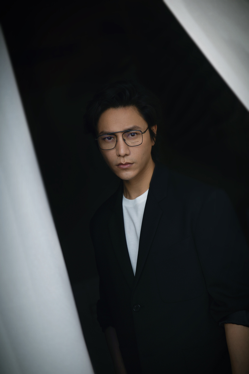 在黑白的环境中,陈坤的眼睛和金凤玉露一样柔软,在炎热的七月里,它们